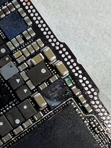 画面交換で直らなかったiPhone15proを基板修理で修復