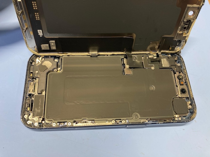 iPhone15 Proの画面が映らない→画面修理で即日復旧！