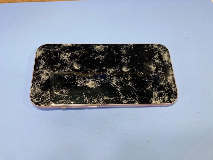 車に踏まれて映らなくなったiPhone15の液晶交換