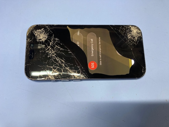 画面割れと液晶漏れが生じたiPhone17 Proの画面修理