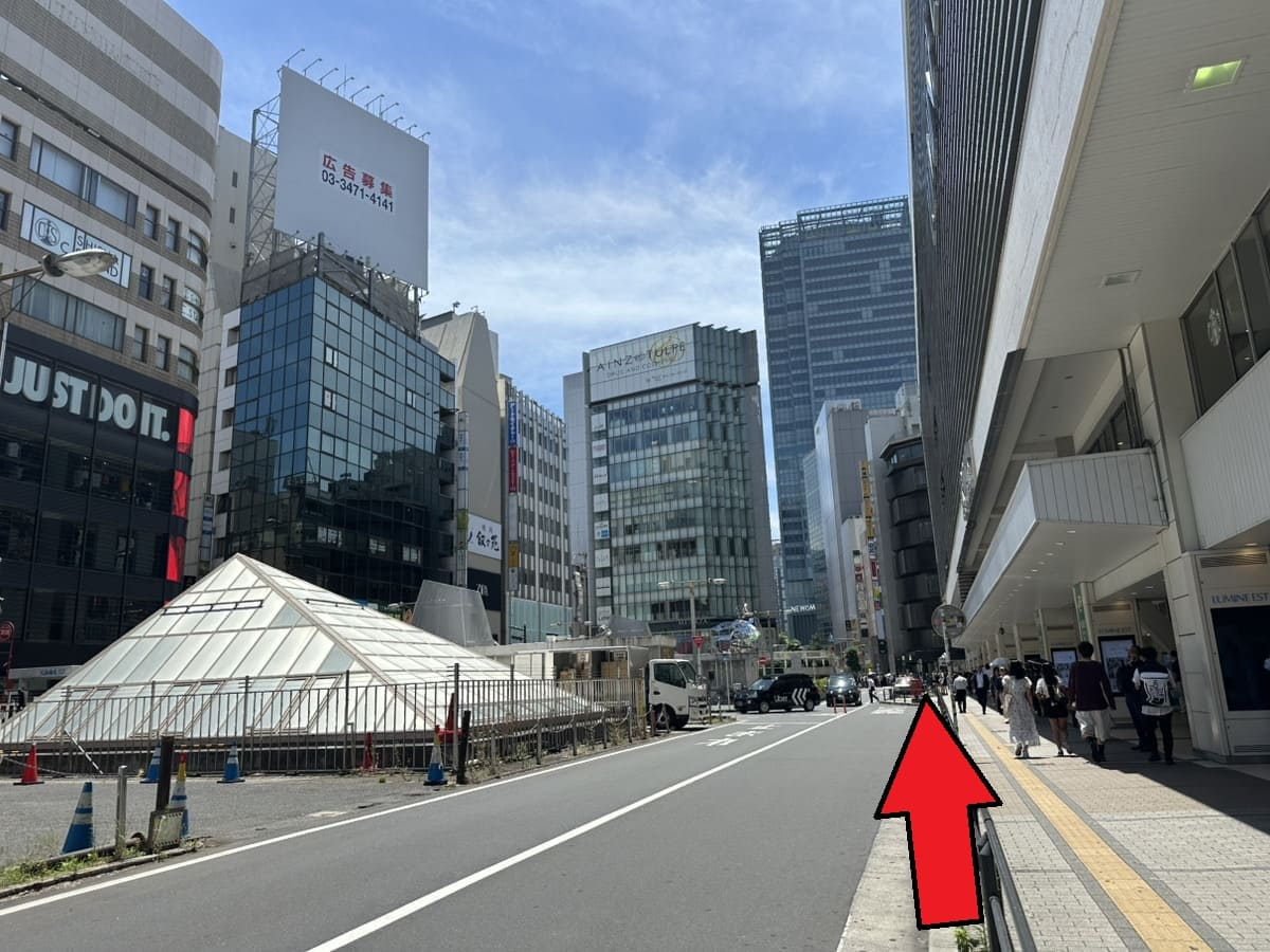 JR新宿駅東南口広場まで道なりに直進します。
