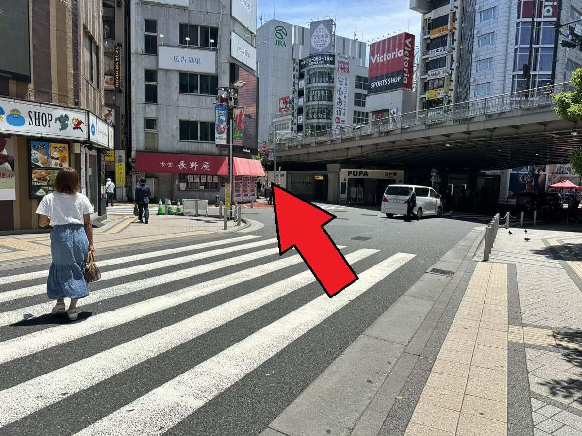 高架の左手に「食堂 長野屋」があります。高架と「長野屋」の間の道に入ります。