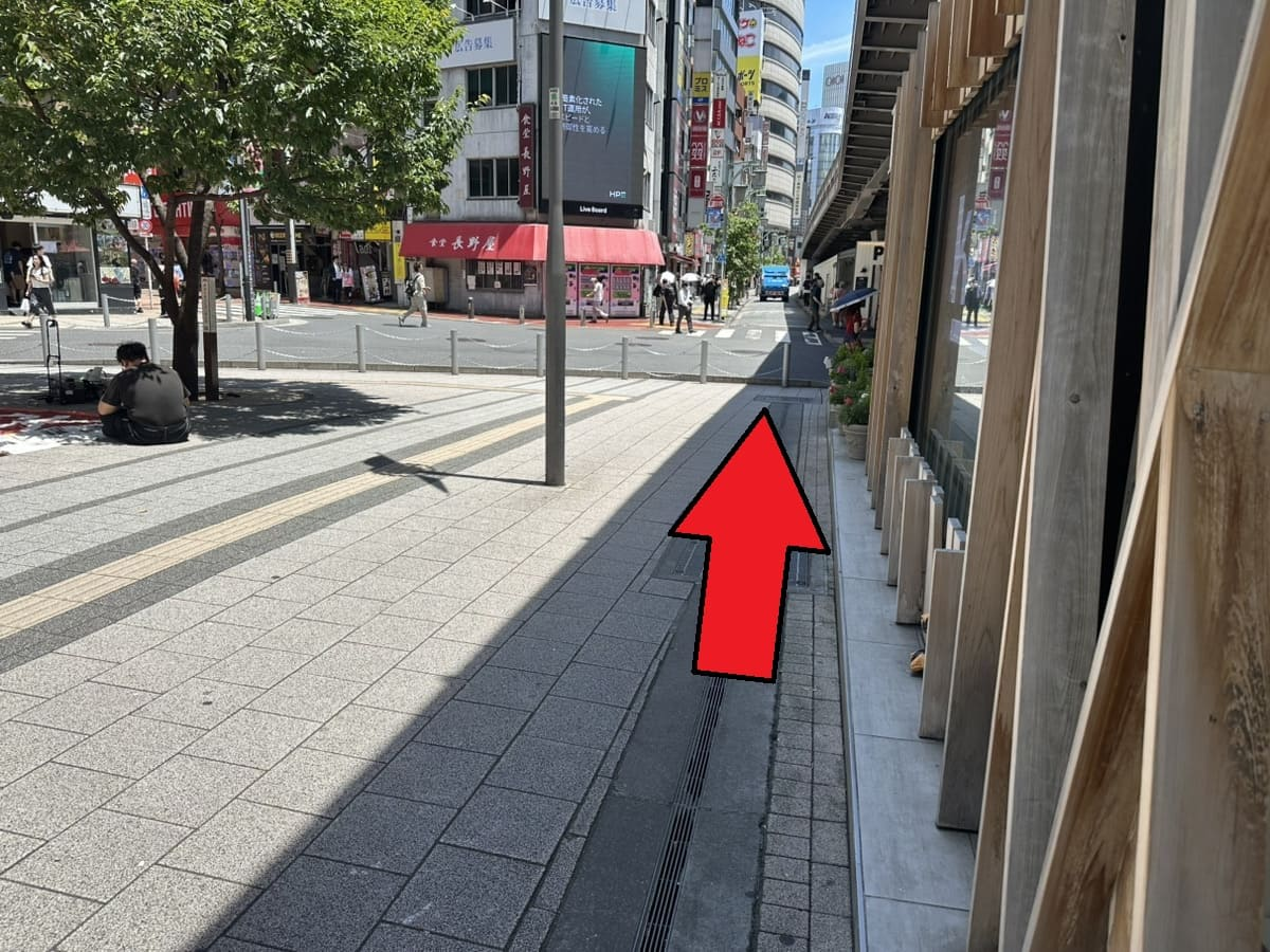 観光案内所に沿って直進します。