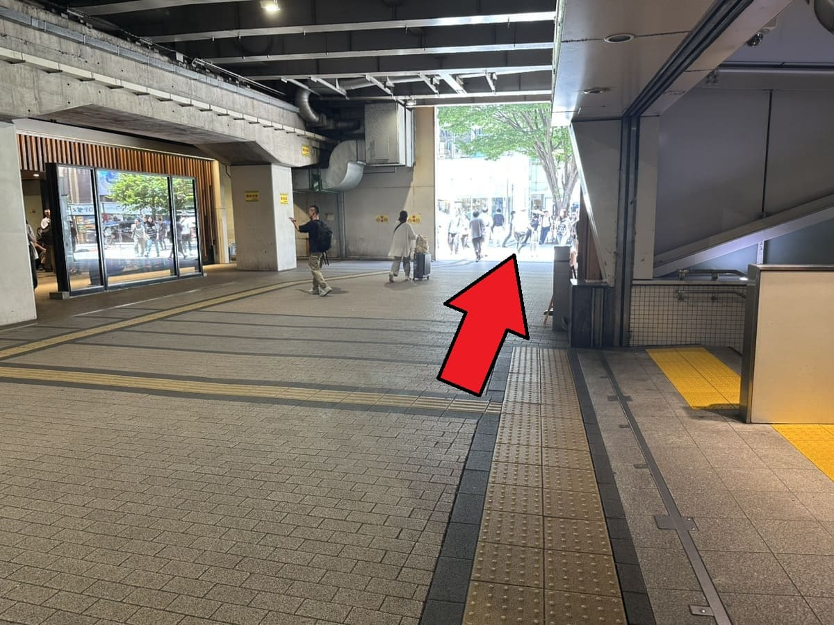 地上に出たら、右に進みます。(JR新宿駅 東南口駅前広場方面)