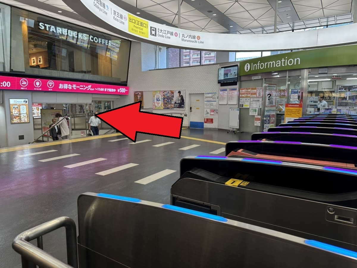 西武新宿駅の正面口改札を出て直進します。