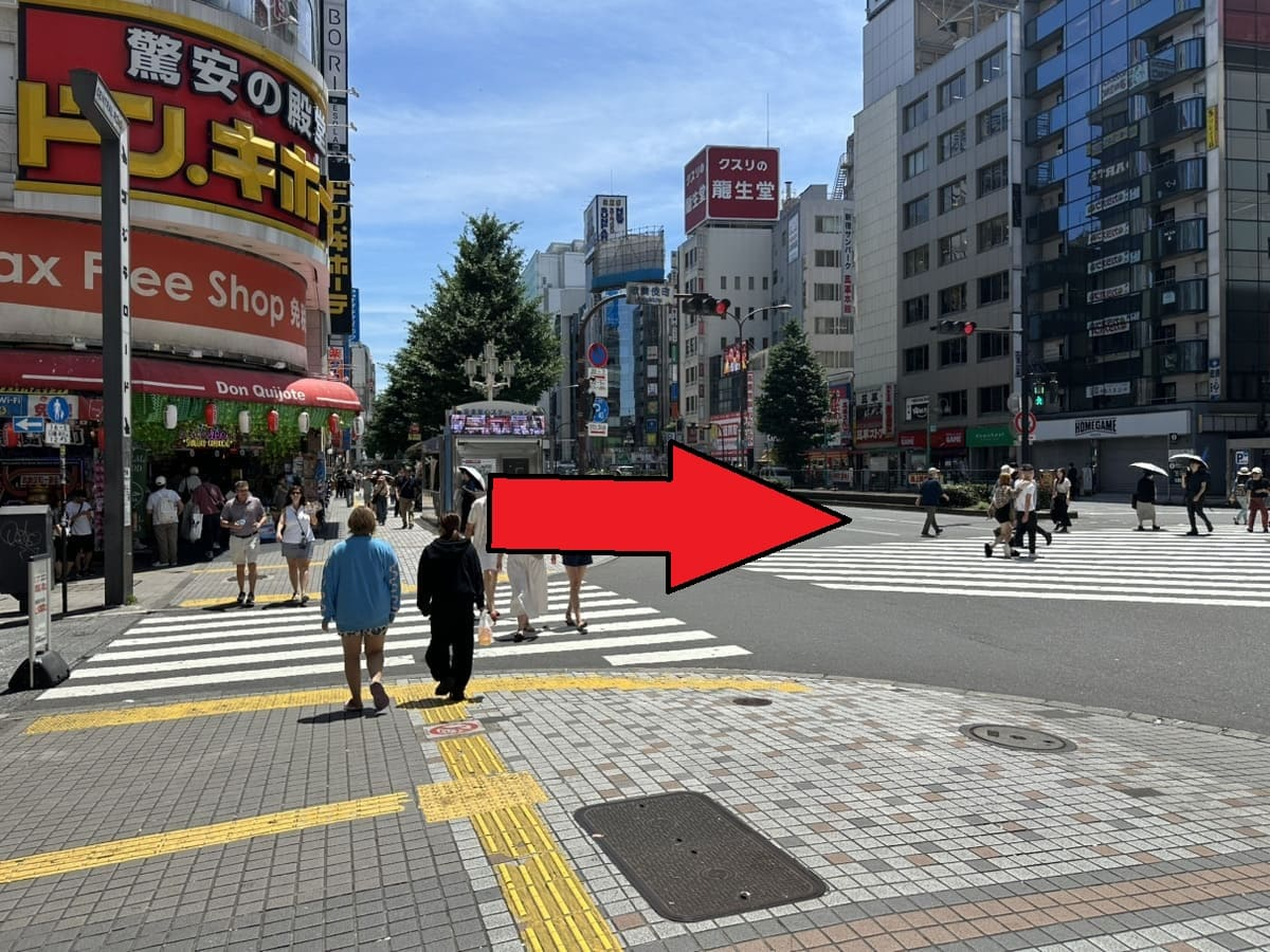 左手にドン・キホーテがある交差点を右手に渡り、そのまま直進します。