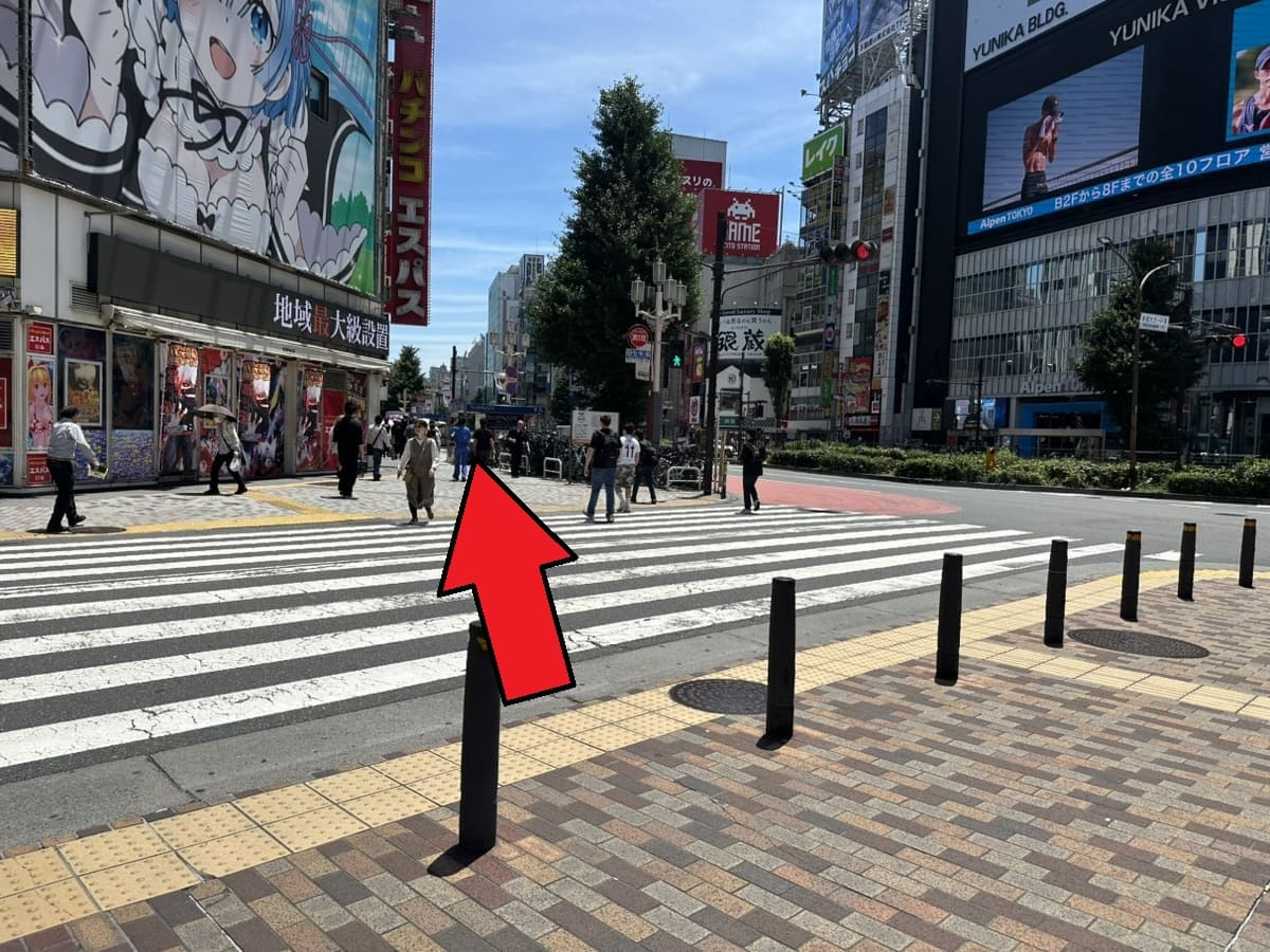 靖国通り沿いに進みます。