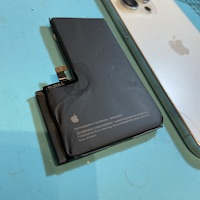 iPhone15 Pro Maxのバッテリー膨張、すぐ横浜店へ！