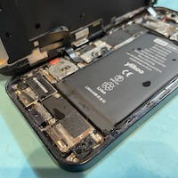 iPhone水没からのデータ復旧！洗浄で直らない重症も基板修理で救出