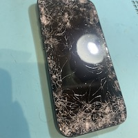 【iPhone15修理】横浜で画面全体のひび割れを即日解決！