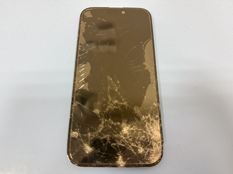 浦安よりご来店 iPhone15Pro画面割れ修理のお客様