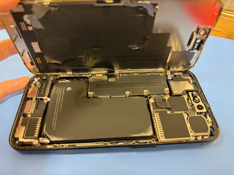 浦安よりご来店 iPhone15Proバッテリー交換修理のお客様
