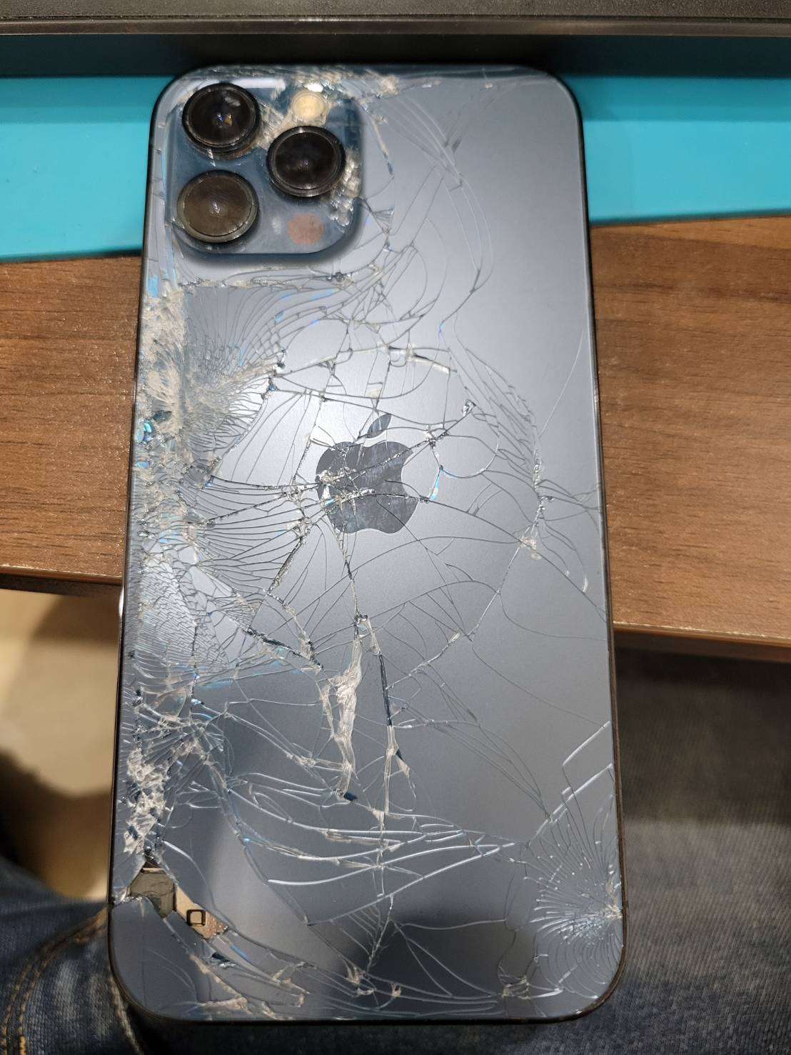 iPhoneの背面パネル交換も当店で！