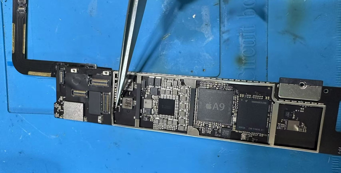 iPad第8世代の基板修理と充電コネクタ交換