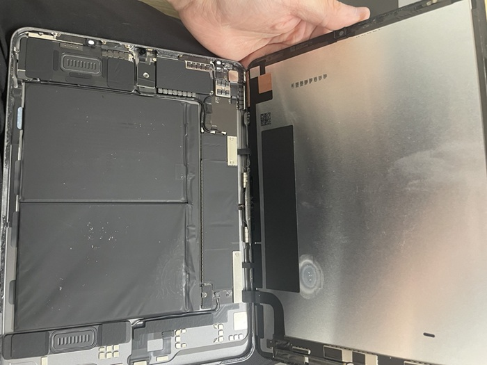 iPad Air第5世代のバッテリー膨張したため、バッテリー交換！