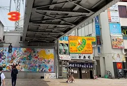 渡った先で左に進みます。