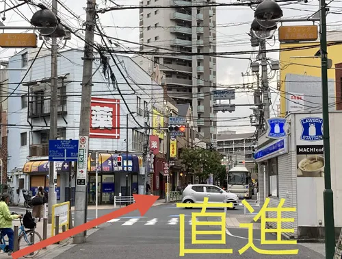 ローソンのある「青砥駅北口」の交差点に来たら、左側の歩道を直進します。