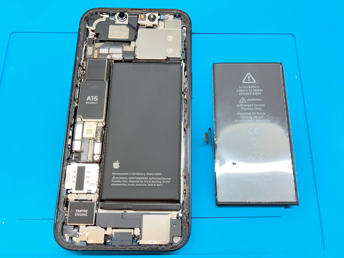 iPhone 13の内部を開封したところ