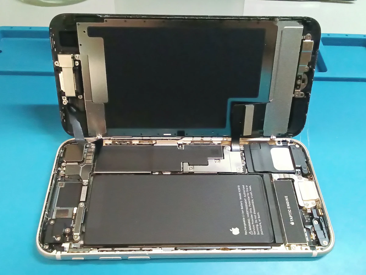 iPhone SE3 バッテリー交換作業時の写真