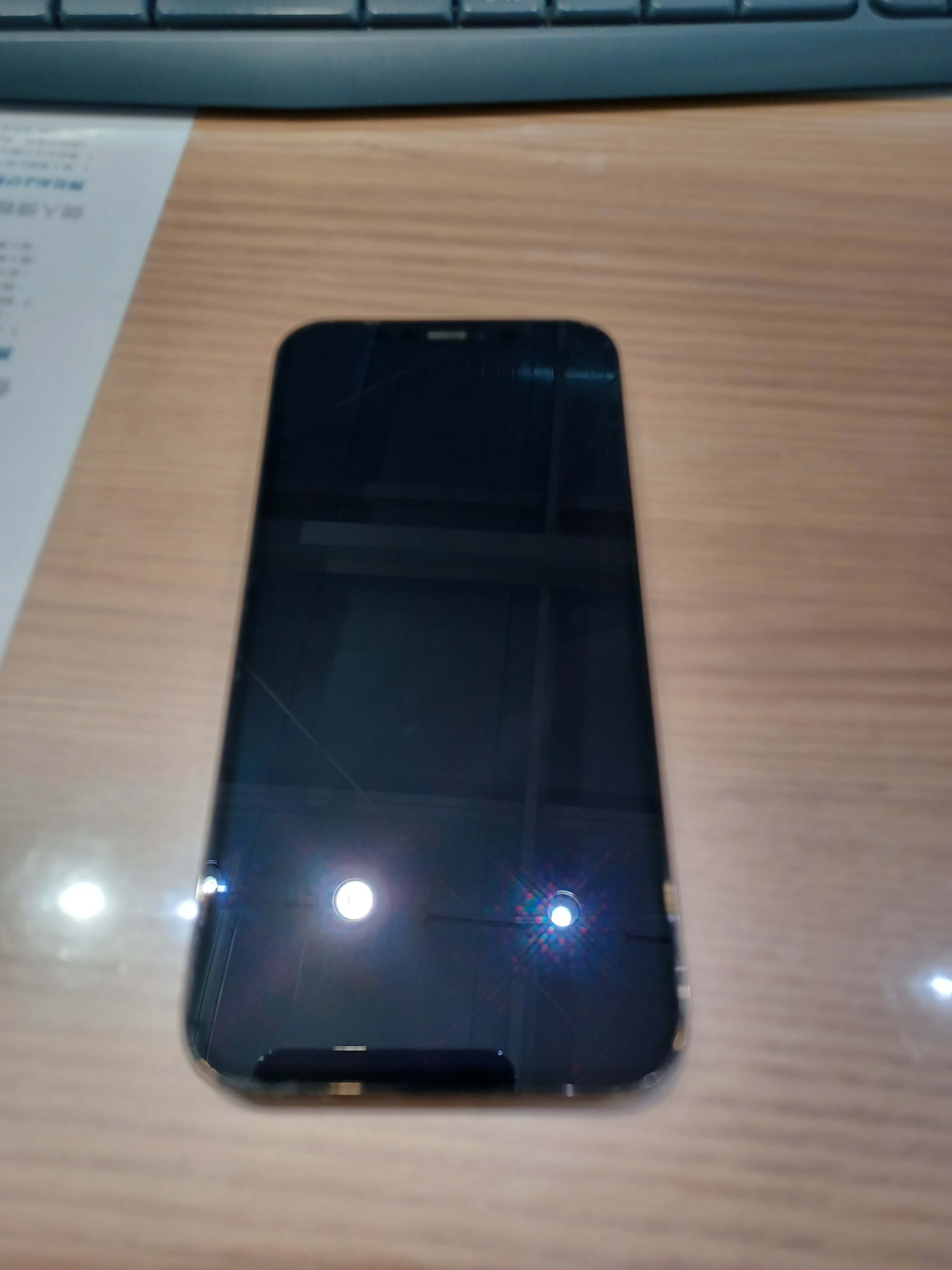 修理前のiPhone
