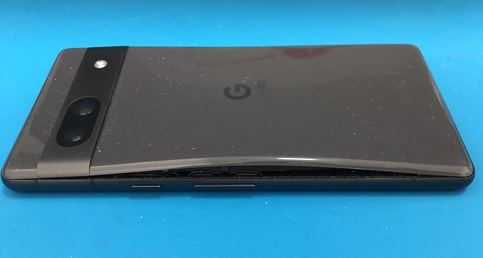 Pixel7aのバッテリー膨張による背面パネルの浮きを修理