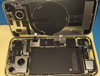 背面ガラス修理の様子