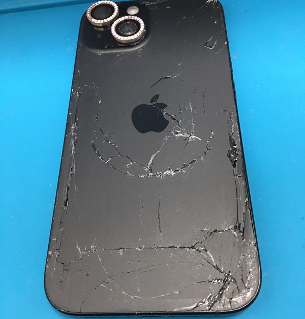 iPhone15の背面ガラスが割れたら修理できる？費用と所要時を紹介