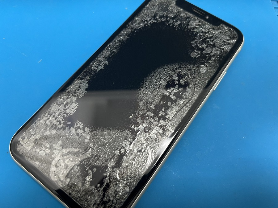 ストーブの熱で画面が溶けて電源が入らないiPhone11