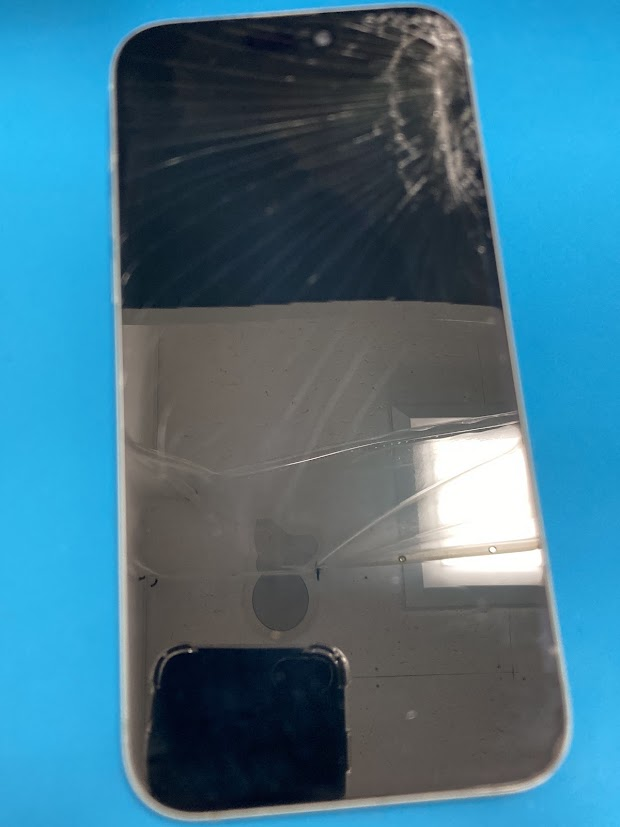 梅田でiPhone15Plus画面割れ修理！液晶不良もデータそのまま