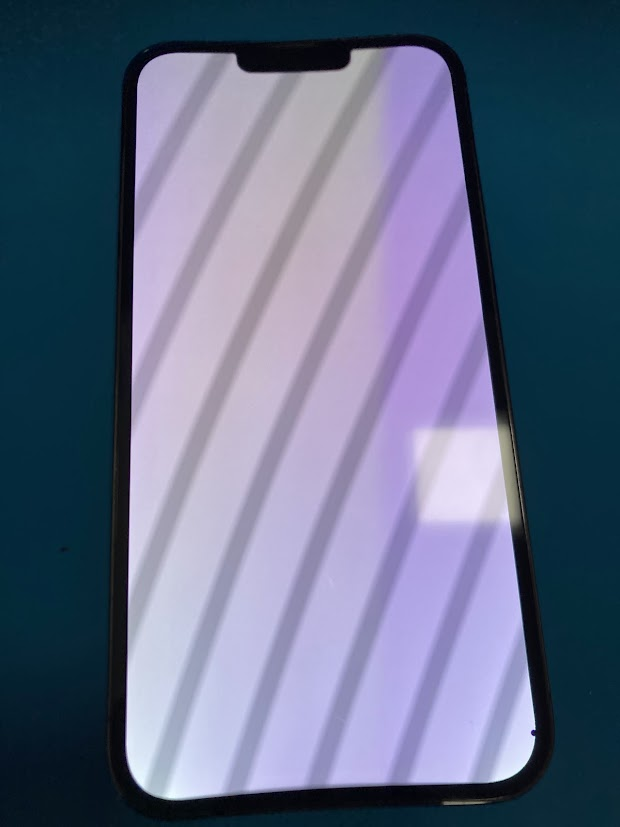 iPhone13ProMaxの画面が真っ白に！梅田で即日修理！