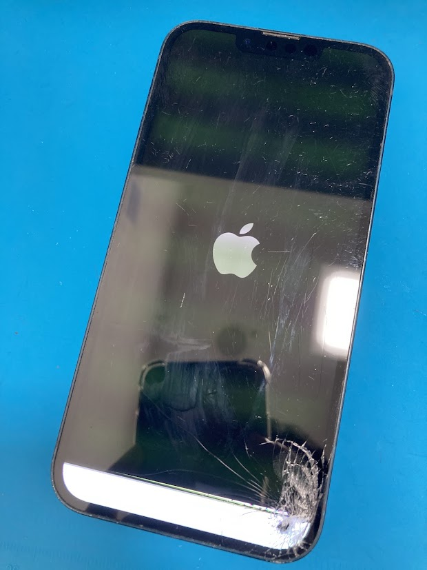梅田でiPhone13画面修理！データそのまま液晶表示不良や誤動作に