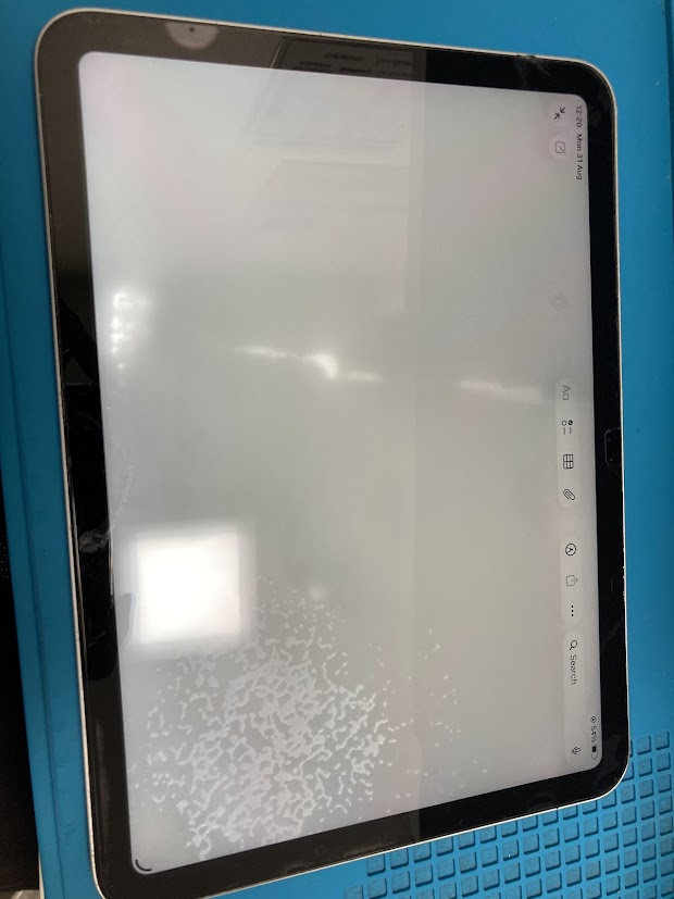 iPad第10世代の水没液晶修理！画面のシミは即日修理で解決　梅田店