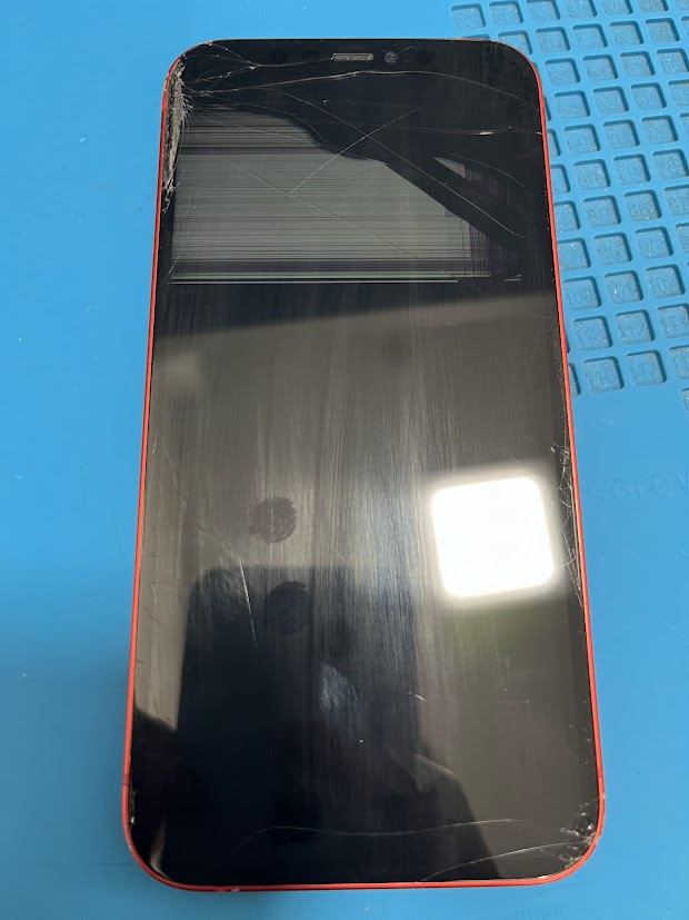 【iPhone12】画面が黒く砂嵐に…液晶破損修理＆保護シート施工