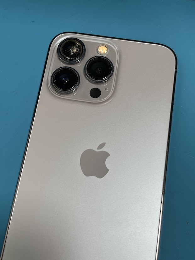 iPhone13Proのカメラレンズ修理！放置のリスクとは？梅田店