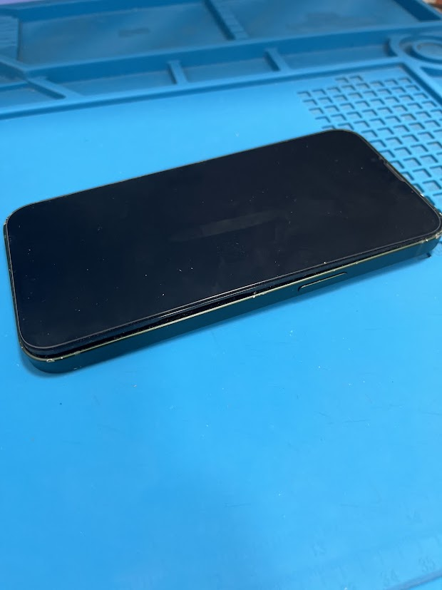 梅田のiPhone13バッテリー交換！膨張・画面浮きも即日修理