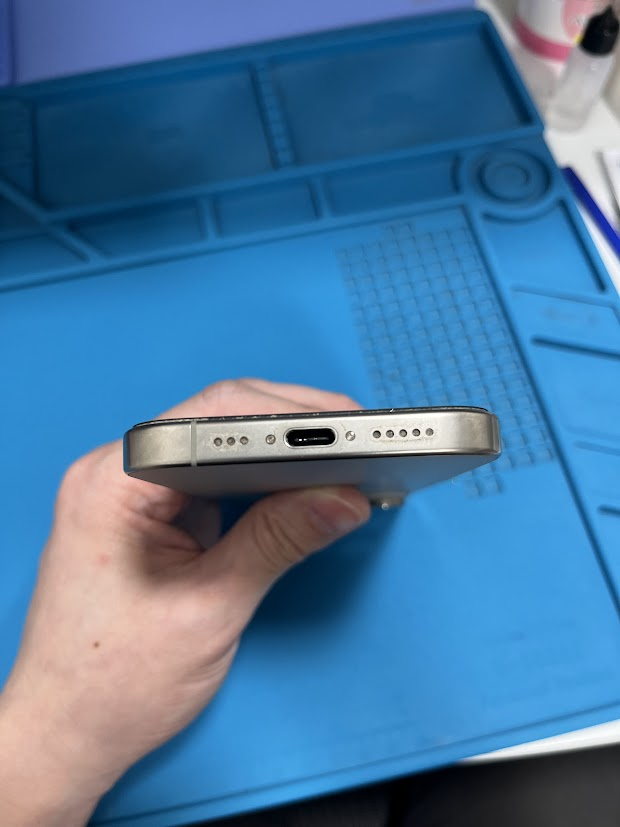 iPhone16Proの充電口が焦げて充電できない？ドックコネクタ修