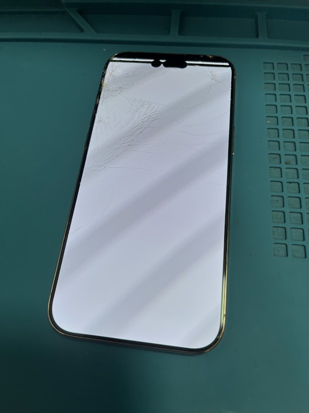 【梅田】旅行中にiPhone Airが割れて白画面！即日修理