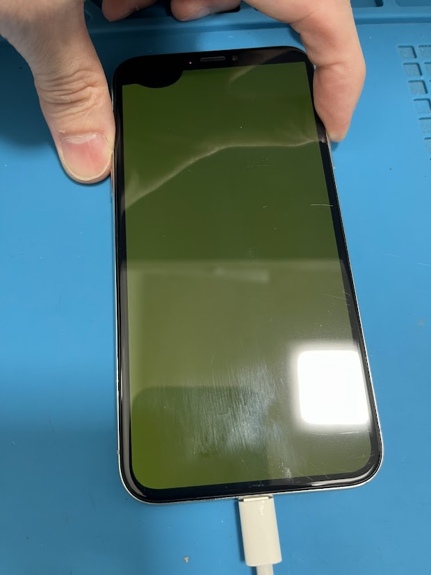 iPhone12の液晶漏れ・緑チカチカも画面修理で即日復旧！大阪市北