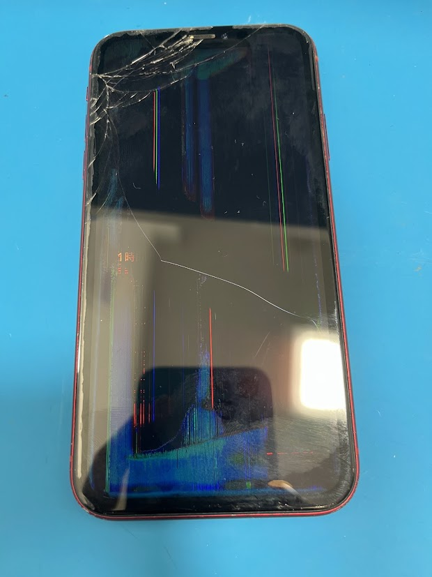 iPhone XRの液晶破損！セキュリティロック前に復旧｜梅田店