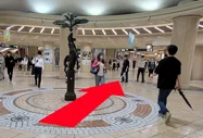 3.ディアモール大阪の円形広場を右側（北新地方面）へ直進。