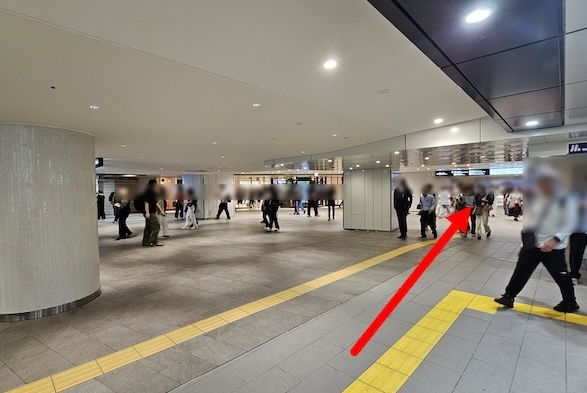 1.梅田駅南改札から出て右側に進み、阪神百貨店沿いに進みます