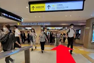 2.大丸梅田と阪神梅田が左側に見える通路を直進します。