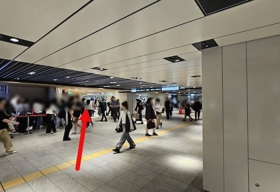 2.阪神大阪梅田駅改札のある広間を左に曲がり、ディアモール大阪に入ります