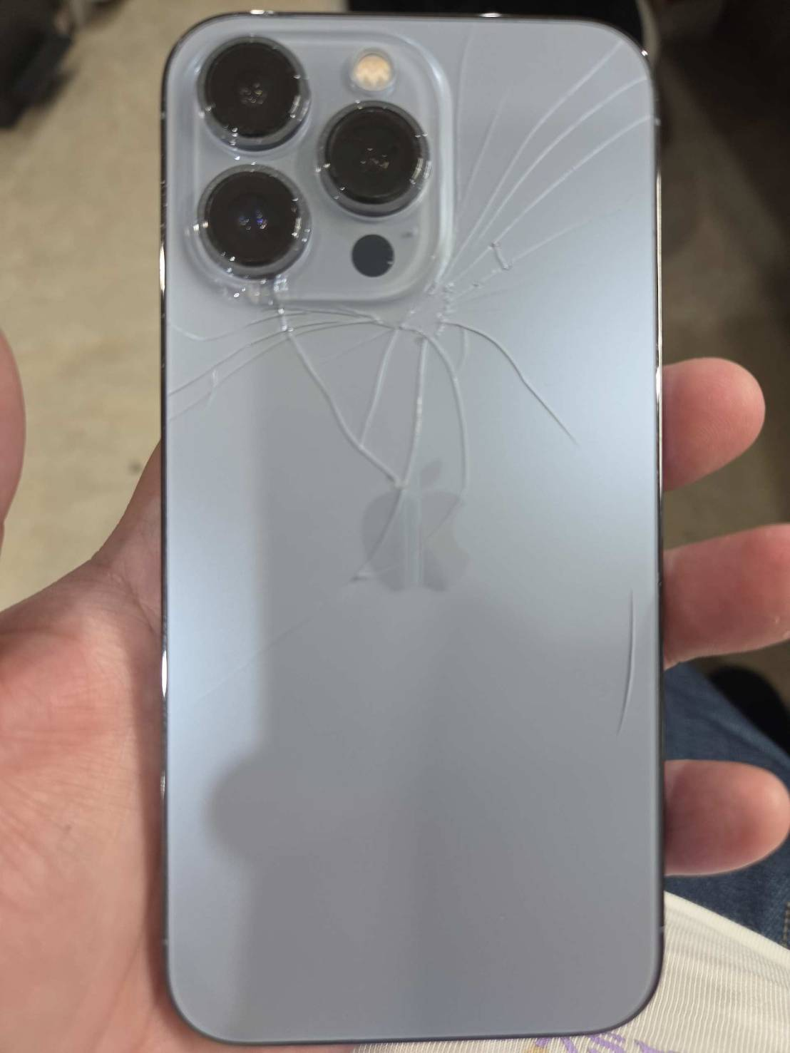 iPhoneの背面割れを放置すると非常に危険です