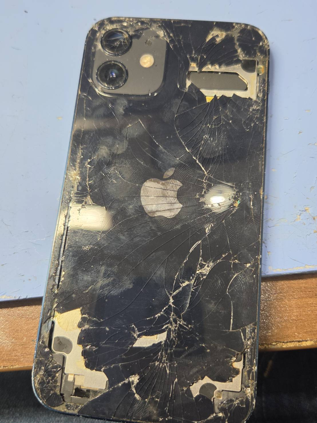 iPhoneの背面が割れたまま放置しても大丈夫？