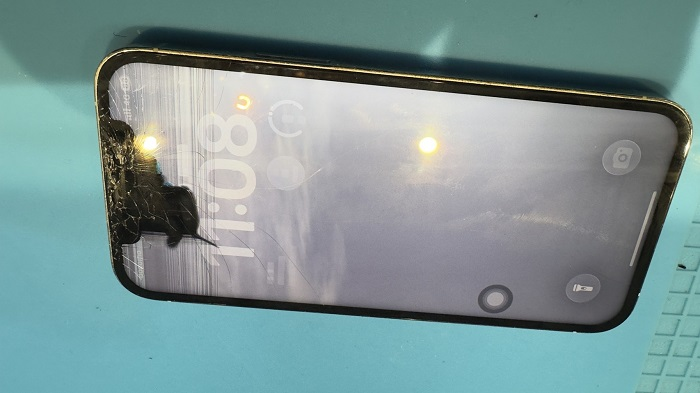 iPhone12の液晶割れ修理をお直しさせていただきました。