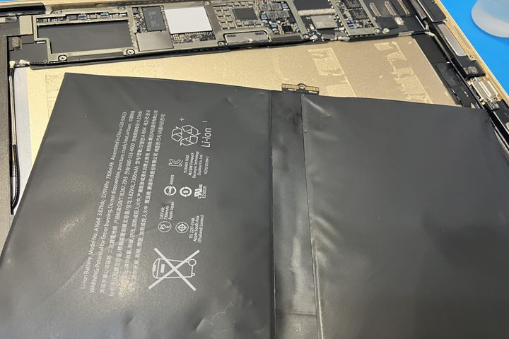 膨張電池の放置は危険！ガラス割れや液晶割れのリスク