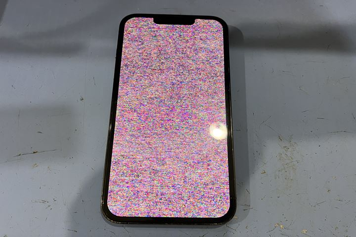 画面全体が砂嵐の状態で正常に映らない！ディスプレイ交換修理