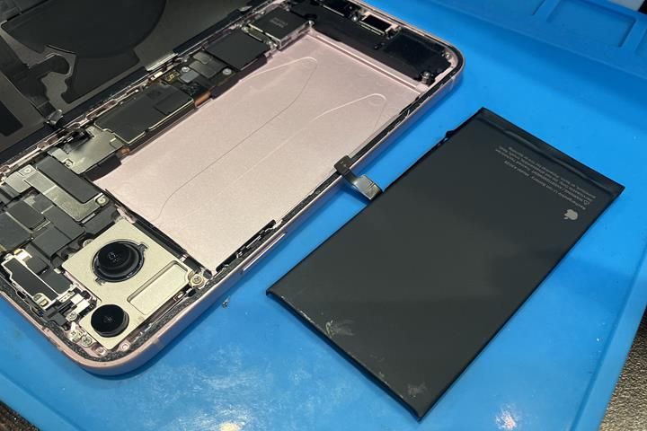 そろそろ交換時期？？ iPhone15Plusの電池交換修理のご依頼