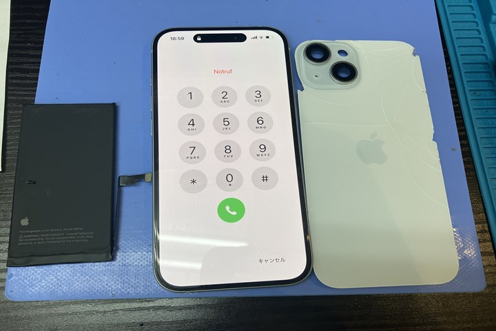 iPhone15の電池交換は背面から！背面割れに要注意⚠️